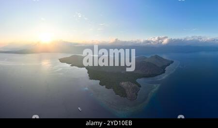 Tagesanbruch beleuchtet die malerische Insel Lembata in Indonesien. Dieses weite Gebiet innerhalb der Kleinen Sunda-Inseln ist Teil des Ring of Fire. Stockfoto