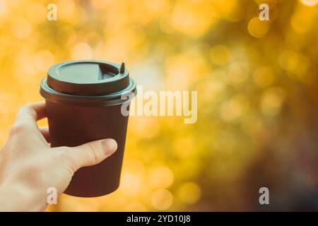 Eine Tasse Kaffee in der Hand. Kaffee in der Hand. Kaffee in der Natur. Heiße Getränke Stockfoto