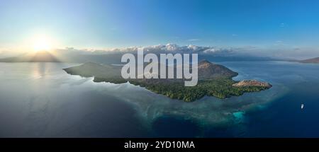 Tagesanbruch beleuchtet die malerische Insel Lembata in Indonesien. Dieses weite Gebiet innerhalb der Kleinen Sunda-Inseln ist Teil des Ring of Fire. Stockfoto