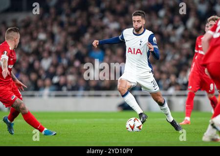 London, Großbritannien. Oktober 2024. LONDON, ENGLAND - 24. OKTOBER: Rodrigo Bentancur von Tottenham Hotspurs dribbelt mit dem Ball während eines Spiels der UEFA Europa League 2024/25 League Phase MD3 zwischen Tottenham Hotspur und AZ Alkmaar am 24. Oktober 2024 im Tottenham Hotspur Stadium in London. (Foto von Jan Mulder/Orange Pictures) Credit: Orange Pics BV/Alamy Live News Stockfoto