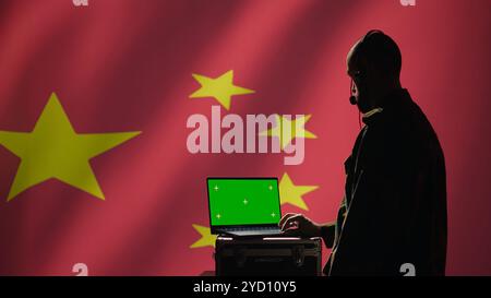 Chinesische Luftabwehr mit Radarsystem auf Green Screen Laptop, um interkontinentale ballistische Raketen aufzuspüren. Armee-Soldat der Republik China scannt Raketen mit Modellheft, Kamera B Stockfoto