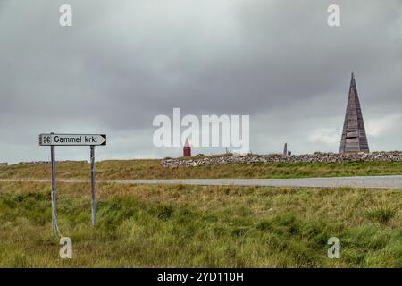 Erkunden Sie die malerische Landschaft der Lofoten Islands mit sanften grasbewachsenen Hügeln, unverwechselbaren Denkmälern und einem ruhigen Horizont unter dramatischer Wolke Stockfoto