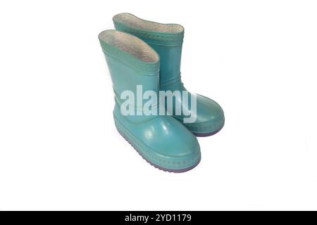 Blaue Gummistiefel für Kinder auf weißem Hintergrund. Trockene Füße im Regen. Kinderschuhe. Gummischuhe. Gummistiefel. Stockfoto