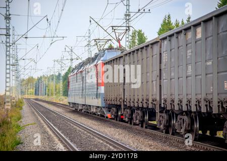 Sommer Russische Eisenbahn. Die Lokomotive fährt auf der russischen Eisenbahn. Russland, Region Leningrad, 3. August 2018 Stockfoto