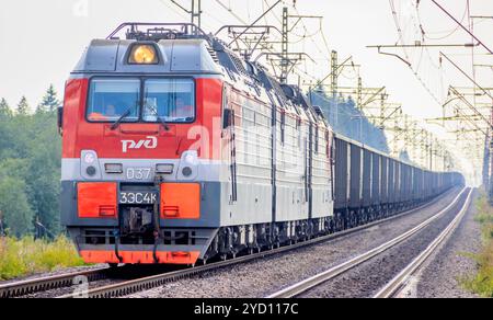 Sommer Russische Eisenbahn. Die Lokomotive fährt auf der russischen Eisenbahn. Russland, Region Leningrad, 3. August 2018 Stockfoto