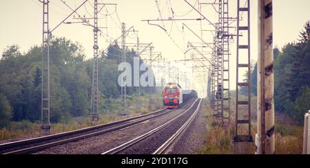 Sommer Russische Eisenbahn. Die Lokomotive fährt auf der russischen Eisenbahn. Russland, Region Leningrad, 3. August 2018 Stockfoto