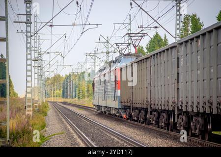 Sommer Russische Eisenbahn. Die Lokomotive fährt auf der russischen Eisenbahn. Russland, Region Leningrad, 3. August 2018 Stockfoto