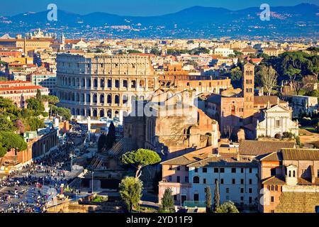 Das antike Forum Romanum und das Kolosseum in der ewigen Stadt Rom Stockfoto