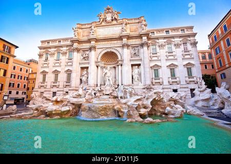 Majestätischer Trevi-Brunnen mit Blick auf die Straße in Rom Stockfoto