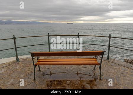 Holzbank an der Adriaküste in Opatija Kroatien – Herbsttag Stockfoto