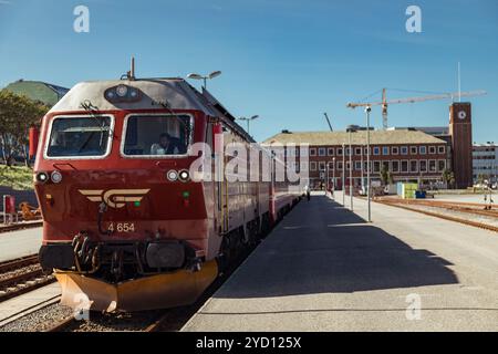 Bodo, Norwegen - 12. August 2018: Langlaufzug am Hauptbahnhof von Bodo an einem sonnigen Tag mit klarem Himmel und hektischer Aktivität Stockfoto