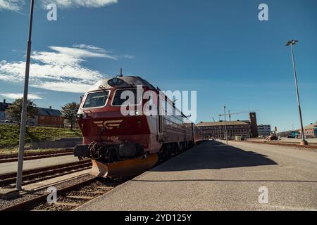 Bodo, Norwegen - 12. August 2018: Langlaufzug am Bodo Hauptbahnhof an einem sonnigen Tag mit klarem Himmel und heller Atmosphäre Stockfoto