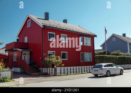 Bodo, Norwegen - 12. August 2018: Helles rotes traditionelles Haus an einem sonnigen Tag in einer ruhigen Nachbarschaft Stockfoto