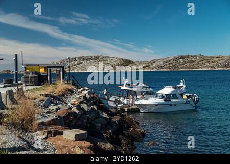 Bodo, Norwegen - 12. August 2018: Yachten tanken an einer malerischen Tankstelle in Bodo, Lofoten unter klarem blauem Himmel Stockfoto