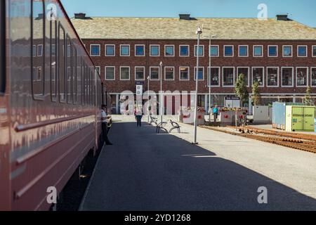 Bodo, Norwegen - 12. August 2018: An einem sonnigen Tag wartet der Cross-Country-Zug am Bodo Hauptbahnhof auf Passagiere Stockfoto