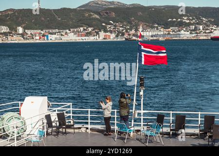 Bodo, Norwegen - 12. August 2018: Frauen, die einen sonnigen Tag auf einer Bodo-Fähre genießen und Erinnerungen an die Lofoten festhalten Stockfoto