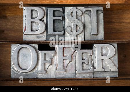 beste Angebot Phrase mit Dollarzeichen aus metallischen Buchdruck auf Tablett aus Holz hergestellt Stockfoto