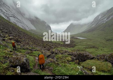 Lofoten, Norwegen - 15. August 2018: Wanderung durch die dramatische Landschaft von Lofoten, Norwegen an einem nebeligen Tag im Sommer Stockfoto