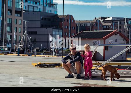 Bodo, Norwegen - 12. August 2018: Vater und Tochter genießen einen Tag mit ihrem Hund am Ufer in Bodo, Norwegen Stockfoto