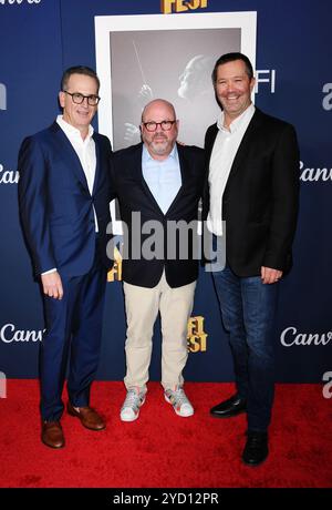 HOLLYWOOD, KALIFORNIEN - 23. OKTOBER: (L-R) Darryl Frank, Co-Präsident von Amblin Television, Jeff Small, CEO von Amblin Television und Justin Falvey, Co-Präsident von Amblin Television Stockfoto