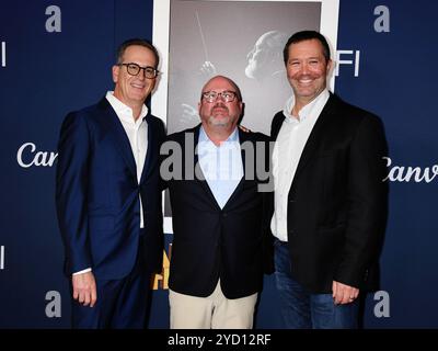 HOLLYWOOD, KALIFORNIEN - 23. OKTOBER: (L-R) Darryl Frank, Co-Präsident von Amblin Television, Jeff Small, CEO von Amblin Television und Justin Falvey, Co-Präsident von Amblin Television Stockfoto