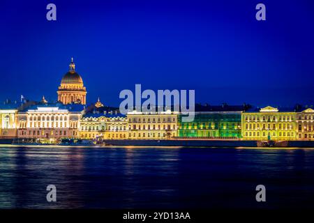 Die Isaakskathedrale in der Nacht im Sommer. . Russland, St. Petersburg, 14. Juli 2018 Stockfoto