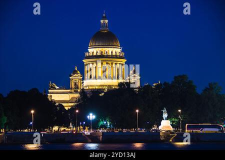 Die Isaakskathedrale in der Nacht im Sommer. . Russland, St. Petersburg, 14. Juli 2018 Stockfoto