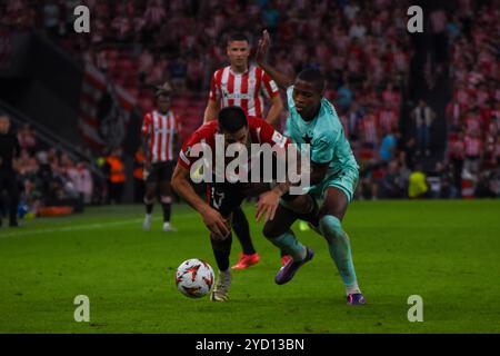 Bilbao, Spanien, 24. Oktober 2024: Der Spieler des Athletic Clubs Yuri Berchiche (17, L) wird am 24. Oktober 2024 im San Mamés Stadion in Bilbao, Spanien, während des Spiels der Gruppenrunde 3 der UEFA Europa League 2024-25 zwischen Athletic Club und Slavia Praha von Simion Michez (14, R) angegriffen. Quelle: Alberto Brevers / Alamy Live News. Stockfoto