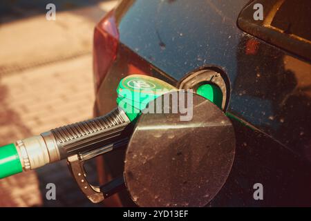 Ein Mann füllt das Auto mit Benzin. Der Mann an der Tankstelle. Betanken von Maschinen. , Russland, Gatchina, 19. September 2018 Stockfoto