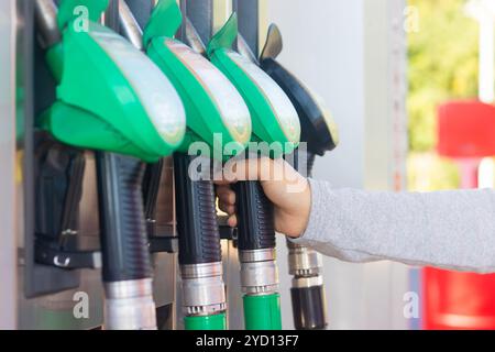 Ein Mann füllt das Auto mit Benzin. Der Mann an der Tankstelle. Betanken von Maschinen. , Russland, Gatchina, 19. September 2018 Stockfoto