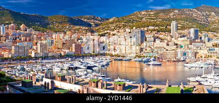 Monaco und Monte Carlo Stadtlandschaft und farbenfroher Panoramablick auf den Hafen Stockfoto