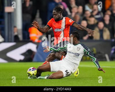 Luton, Großbritannien. Oktober 2024. Victor Moses (7) aus Luton Town und Romaine Mundle (14) aus Sunderland während des Sky Bet Championship-Spiels zwischen Luton Town und Sunderland in der Kenilworth Road, Luton, England am 23. Oktober 2024. Foto: David Horn. Quelle: Prime Media Images/Alamy Live News Stockfoto