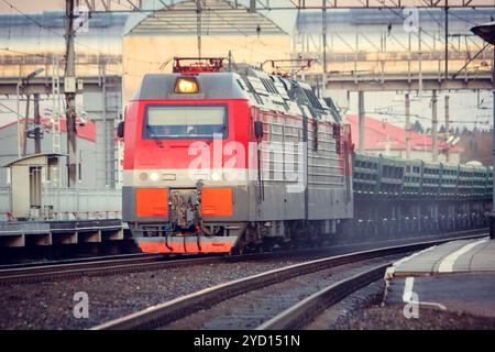 Die Lokomotive fährt bei Sonnenuntergang auf der russischen Eisenbahn. Russische Eisenbahn. Eisenbahn bei Sonnenuntergang. Russland, Leningrad, das Dorf Stockfoto