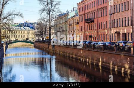 Griboyedow-Kanal. Uferung des Griboedov-Kanals. Russland, St. Petersburg, 12. April 2018 Stockfoto