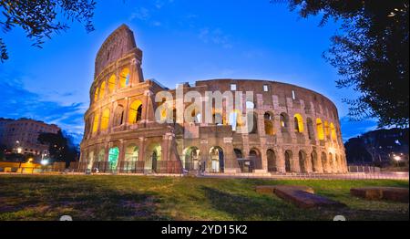 Panoramablick auf das Kolosseum von Rom am Abend Stockfoto