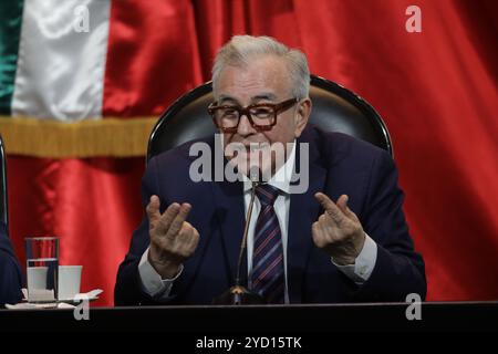 Mexiko-Stadt, Mexiko. Oktober 2024. Der Gouverneur des Bundesstaates Sinaloa, Ruben Rocha, sprach während seines Besuchs auf dem mexikanischen Kongress im Rahmen seiner Arbeitstour, wo er sich mit der Gewalt in Sinaloa und der Verhaftung des mutmaßlichen Drogenhändlers Mayo Zambada beschäftigte. Am 24. Oktober 2024 in Mexiko-Stadt. (Foto: Ian Robles/Eyepix Group/SIPA USA) Credit: SIPA USA/Alamy Live News Stockfoto