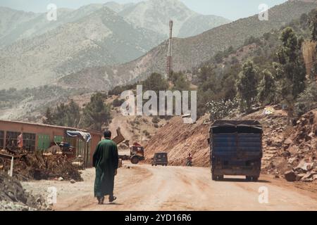 Country, Marokko, 23. Juli 2019: Transport und Erkundung auf einer Feldstraße im bergigen Marokko Stockfoto