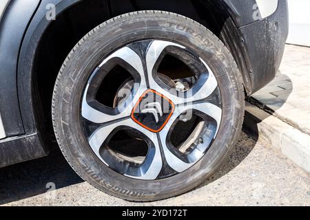 Samara, Russland - 20. April 2019: Detailansicht von Citroen Rad mit Bridgestone Reifen Stockfoto