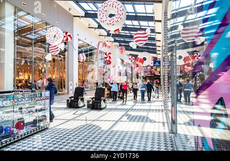 Samara, Russland - 20 April, 2019: das Innere der Shopping Mall Ambar. Eines der größten und eindrucksvollsten Einkaufszentrum in Samara Stockfoto