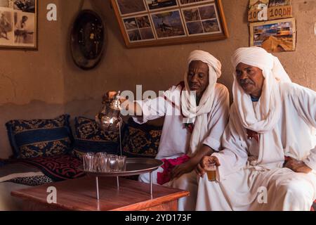 Country, Marokko, 23. Juli 2019: Traditionelle marokkanische Teezeremonie in einem gemütlichen Raum mit lebhaftem Dekor Stockfoto