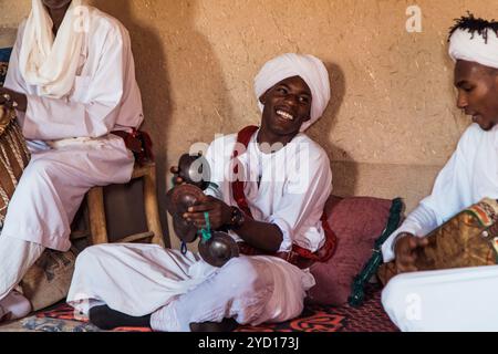 Country, Marokko, 23. Juli 2019: Tradition und Gemeinschaft in der marokkanischen Sahara durch fröhliche Musik und Tanz feiern Stockfoto