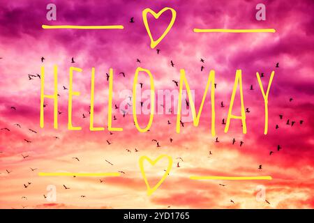 Banner Hallo May. hallo kann Text auf Himmelshintergrund schreiben. Text gegen den Himmel Stockfoto