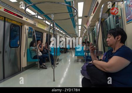 Taipei, Taiwan - 10. Oktober 2019: Ruhige Momente an Bord der U-Bahn Taipei während einer geschäftigen Nachmittagsfahrt Stockfoto