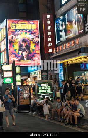 Taipei, Taiwan - 10. Oktober 2019: Die lebhaften Straßen Taipeis werden mit bunten Plakatwänden und hektischen Menschenmassen in der Nacht zum Leben erweckt Stockfoto