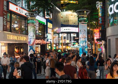 Taipei, Taiwan - 10. Oktober 2019: Pulsierendes Nachtleben in Taipeh, voller Energie und vielfältigen Menschenmengen Stockfoto