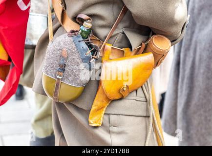 Vintage Leder Holster und andere Munition auf den Riemen. Retro Uniform der russischen Armee während des Russischen Bürgerkriegs 1918 Stockfoto