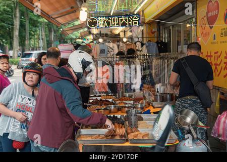 Taipei, Taiwan - 10. Oktober 2019: Erkunden Sie Taipeis pulsierenden Nachtmarkt mit leckerem Street Food und lebhafter Atmosphäre Stockfoto