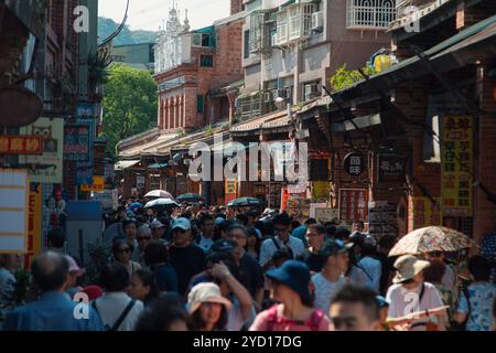 Taipei, Taiwan - 10. Oktober 2019: Geschäftige Straßen Taipeis voller Menschen, die traditionelle Geschäfte und kulturelle Orte erkunden Stockfoto