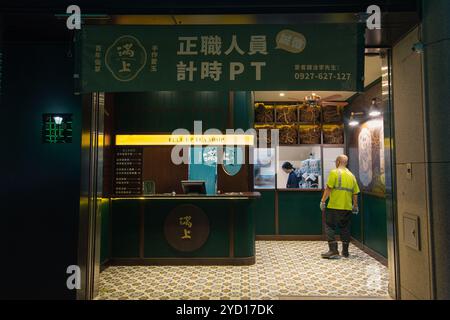 Taipei, Taiwan - 10. Oktober 2019: Erkunden Sie während der lebhaften Abendstunden einen charmanten traditionellen Teeshop in Taipeh Stockfoto