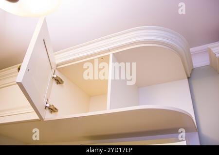 Light Corridor. Innenkorridor. Möbel für die Wohnung. Russland, St. Petersburg, 8. Mai 2018 Stockfoto
